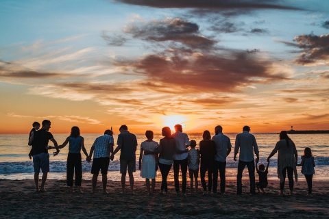 Famille nombreuse sur la plage