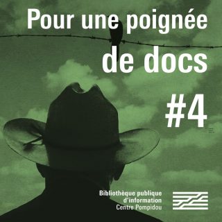 Un homme, un stetson sur la tête, de dos, regard un corbeau sur un fil barbelé.