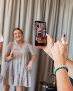 Femme filmant avec un smartphone des filles qui dansent