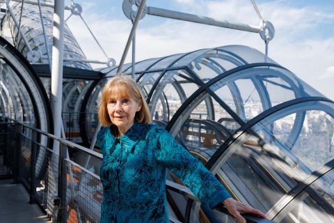 Posy Simmonds posant devant la chenille du Centre Pompidou