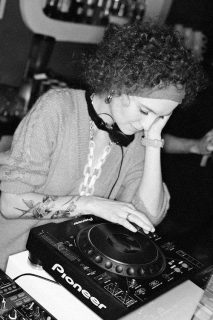 Femme sur une platine DJ