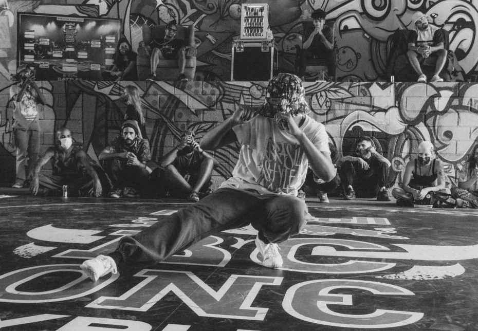 Danseur de breaking au cours d'une performance solo