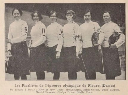 Escrimeuses placées côte à côte avec leur fleuret